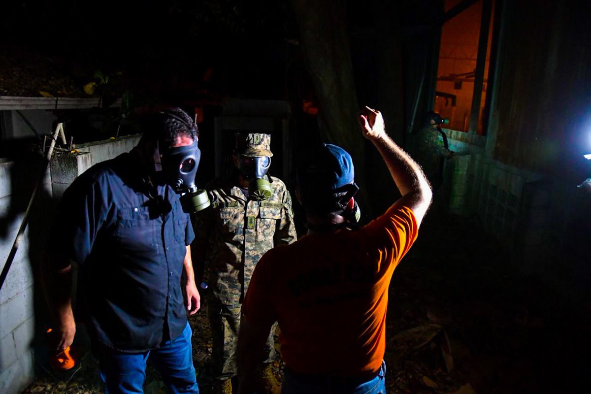 SecPrensaSV's tweet image. #ControlDeIncendio | El ministro de @GobernacionSV, @marioduran, declaró alerta roja en San Juan Opico, luego del incendio registrado la noche de este domingo (2.8.2020) en la exfábrica de baterías Récord, localizada en el cantón Sitio del Niño.