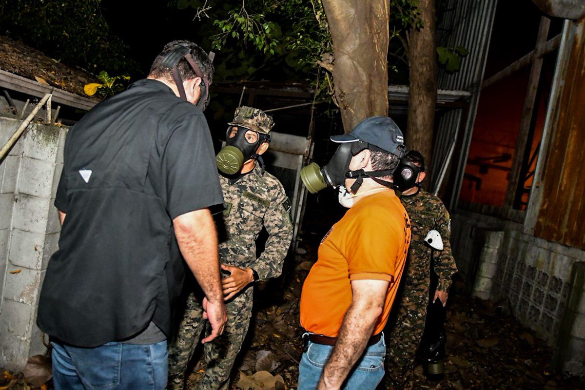 SecPrensaSV's tweet image. #ControlDeIncendio | El ministro de @GobernacionSV, @marioduran, junto con el ministro de la @DefensaSV, @merino_monroy, evalúan la magnitud de los daños causados por el incendio en la exfábrica de baterías Récord en el Sitio del Niño, de San Juan Opico.