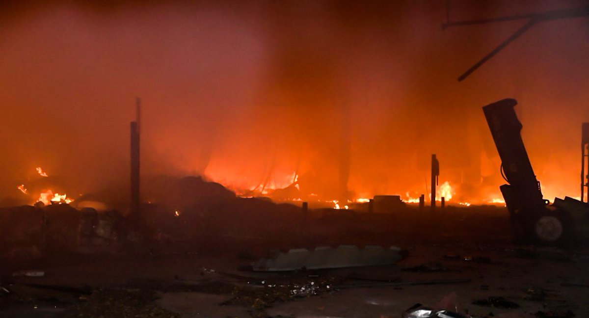 SecPrensaSV's tweet image. #ControlDeIncendio | El ministro de @GobernacionSV, @marioduran, junto con el ministro de la @DefensaSV, @merino_monroy, evalúan la magnitud de los daños causados por el incendio en la exfábrica de baterías Récord en el Sitio del Niño, de San Juan Opico.
