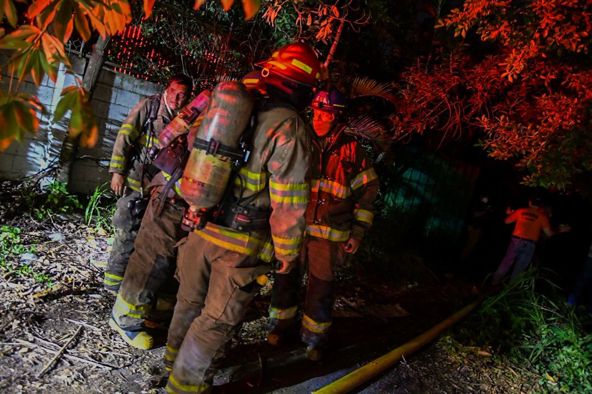 SecPrensaSV's tweet image. #ControlDeIncendio | El ministro de @GobernacionSV, @marioduran, junto con el ministro de la @DefensaSV, @merino_monroy, evalúan la magnitud de los daños causados por el incendio en la exfábrica de baterías Récord en el Sitio del Niño, de San Juan Opico.
