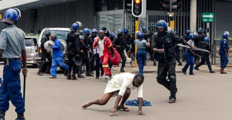 GTambaoga's tweet photo. This police brutality needs to end enough is enough this is pure evil and  unacceptable, what kind of government does this to its fellow citizens 🙄Africa is not free until 🇿🇼Zimbabwe is free from this regime #pray for Zimbabwe
#God have mercy on zimbabwe
#ZimbabweanLivesMatter https://t.co/cw9oewyKYU