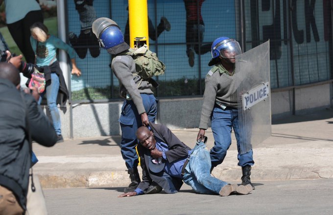 GTambaoga's tweet photo. This police brutality needs to end enough is enough this is pure evil and  unacceptable, what kind of government does this to its fellow citizens 🙄Africa is not free until 🇿🇼Zimbabwe is free from this regime #pray for Zimbabwe
#God have mercy on zimbabwe
#ZimbabweanLivesMatter https://t.co/cw9oewyKYU