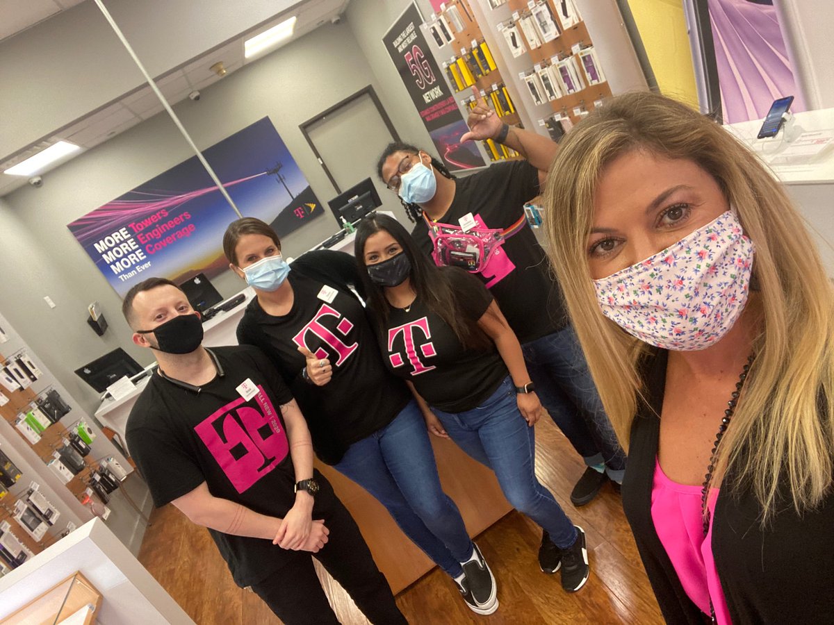 CSource_Tweets's tweet photo. The #CANation team at our Northstar location had a super fantastic day one as #TheNewTMobile 🤩🎉 @JonFreier @jcbrandenburger @scotthou1 https://t.co/cVz3IYdxPK