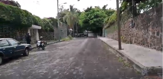 anonopshispano's tweet photo. #México #Morelos Reportan que un grupo de la delincuencia organizada realizó disparos en la casa que el cantante @JoseManFigueroa, hijo del finado @JoanSebastian, posee en la calle Mesalinas, de la colonia Delicias de Cuernavaca. https://t.co/m5JZdlU4c7