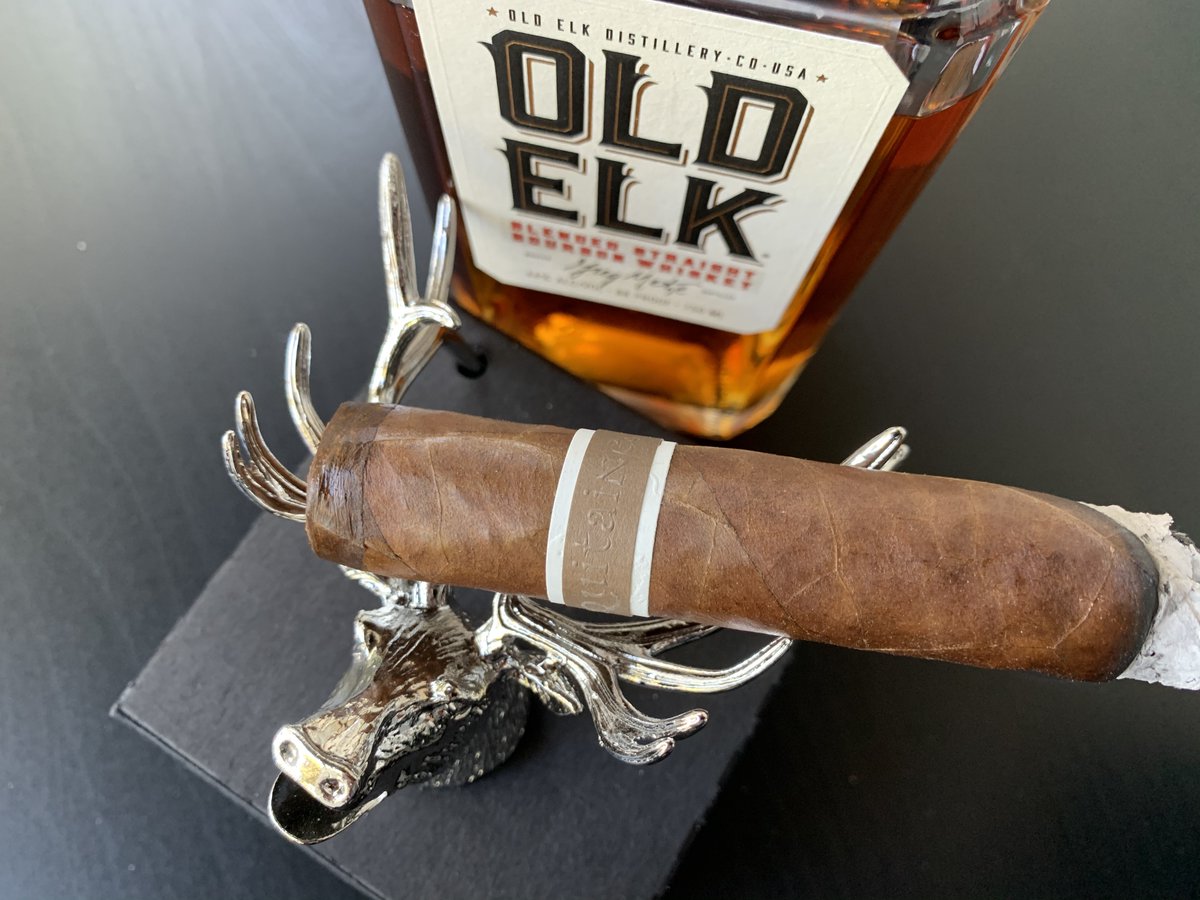 WhiskeyRogues's tweet photo. Closing out the weekend with Old Elk and a RoMa Craft CroMagnon Aquitaine
@RoMaCraft @OldElkBourbon
#oldelkbourbon #romacrafttobac #oldelk https://t.co/bECvZj5xyK