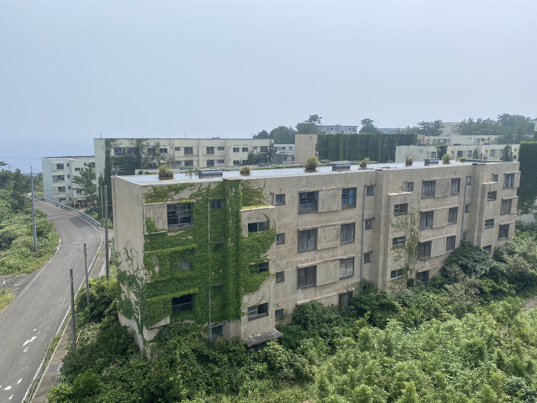 旅人しげちゃん 池島炭鉱にある 第３棟炭鉱社宅 の中に入るには 池島炭鉱体験ツアーのオプションでしか行けない 4畳半が2部屋あり キッチンやトイレは別でかなりの広さ お風呂場はないので銭湯へ行く 池島 炭鉱 社宅 長崎 廃墟 昭和