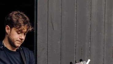 Niall Horan creciendo con una guitarra en la mano[Hermoso y sentimental hilo]