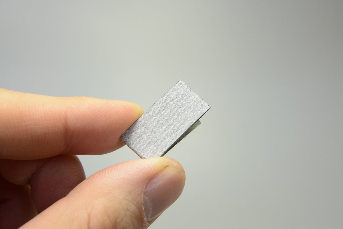 プロモデラー 林哲平 見るだけでプラモが上手くなるツイッター ガンプラの表面処理に欠かせない紙ヤスリ しっかりと面出しするには当て木が必要ですが 実は4つ折りして重ねて使うとある程度の硬さと柔らかさ コシを兼ね備えた万能ヤスリとして使用可能なの