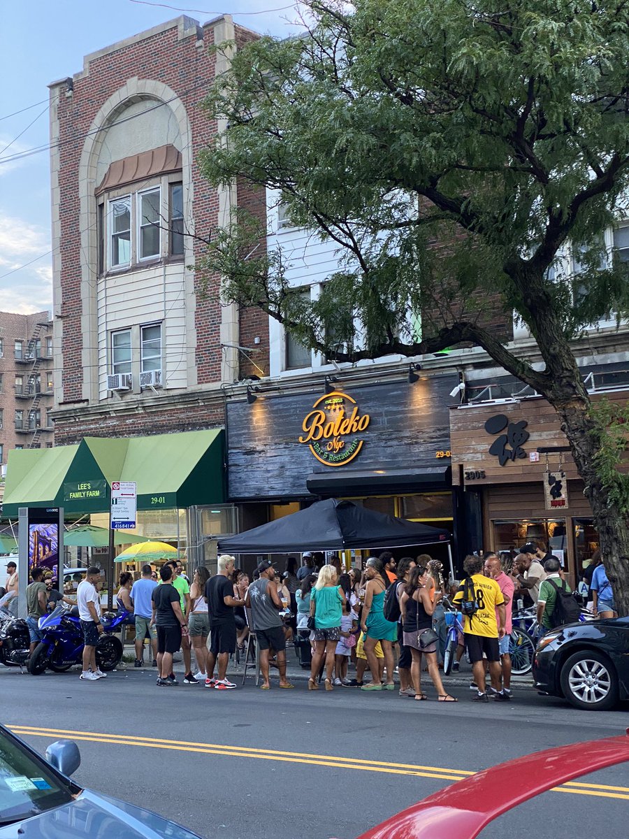 j_syang's tweet photo. @NYGovCuomo dear mr governor, this bar in Astoria were packed all weekend long. Apparently no social distancing https://t.co/gTkd23Bl6K
