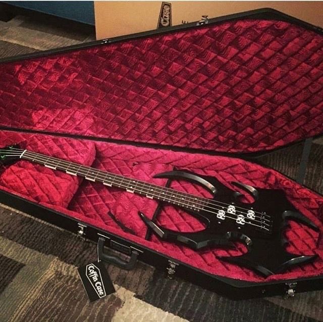 ovaltinewhore's tweet photo. i think the goth bassist and fairy violinist girlfriends narrative is a very interesting concept https://t.co/Le7tVpLQUa