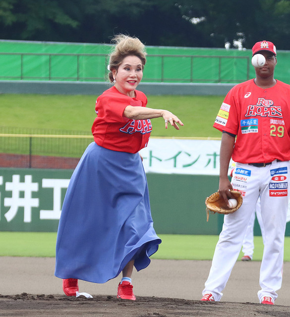 livedoornews's tweet photo. 【挑戦】デヴィ夫人、人生初の始球式に登場
https://t.co/kmcteX7S8v

腕をぐるぐる回して投げた球は、数メートル先からバウンド。無事に捕手の元へ届いたが、「0点以下ね、練習すれば良かったわ」と厳しく自己採点した。 https://t.co/zmkk5j7DI6