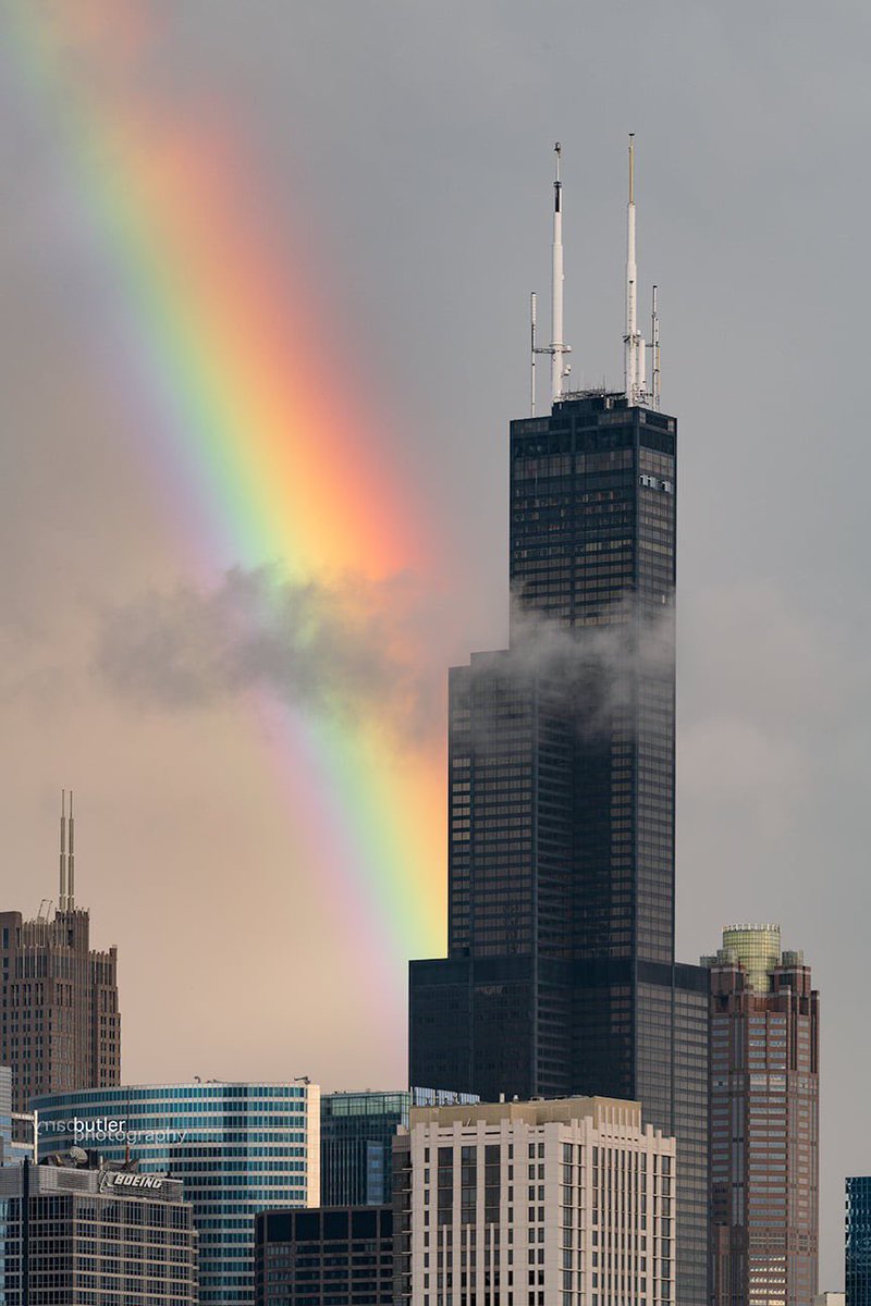 barrybutler9's tweet image. The Rainbow is not giving-up.   Sunday evening in Chicago. #weather #news #ilwx #chicago