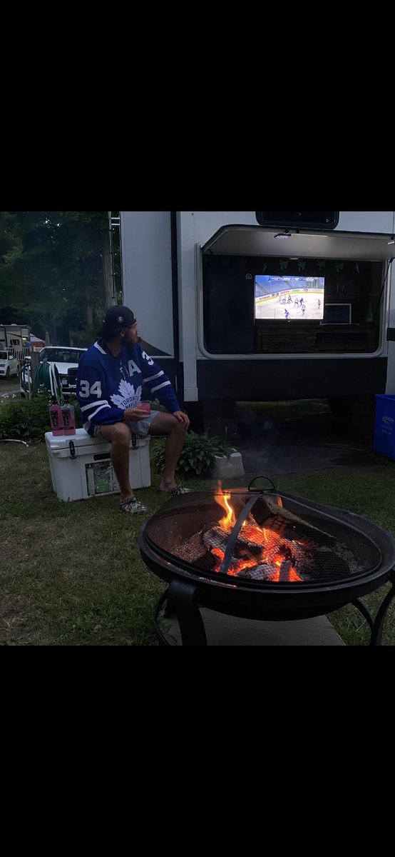 t_campbell31's tweet image. Nothing like a ice cold glass of pink Whitney and playoff hockey being back💙 @pinkwhitney @spittinchiclets @MikeGrinnell_ @RearAdBsBlog @BizNasty2point0 @ryanwhitney6
