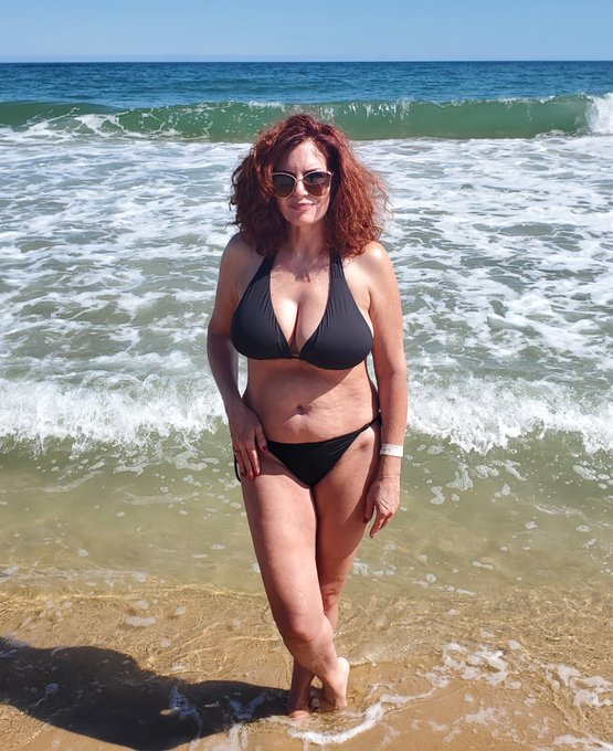 2 pic. #AndiJames #BlackBikini #OceanLife ?☀️???‍♀️
How are the views? Ever have a red headed mermaid