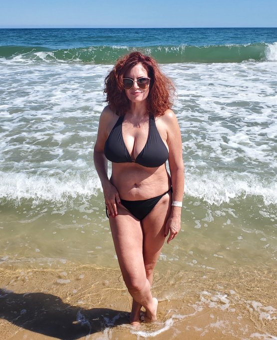 2 pic. #AndiJames #BlackBikini #OceanLife 🌊☀️🌴🧜🏼‍♀️
How are the views? Ever have a red headed mermaid