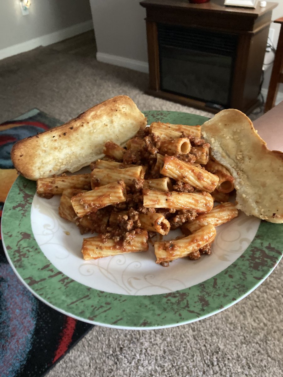 ELSYSBEAR's tweet photo. My wifeys payback tonight for dinner โฆ@vegasbebe07โฉ fresh garlic bread , rigatoni and meat sauce with her special blend of spices . Oh boy! ๐๐๐ฅฐ๐ปgonna be a #pastacoma tonight https://t.co/13iYGlWyR9