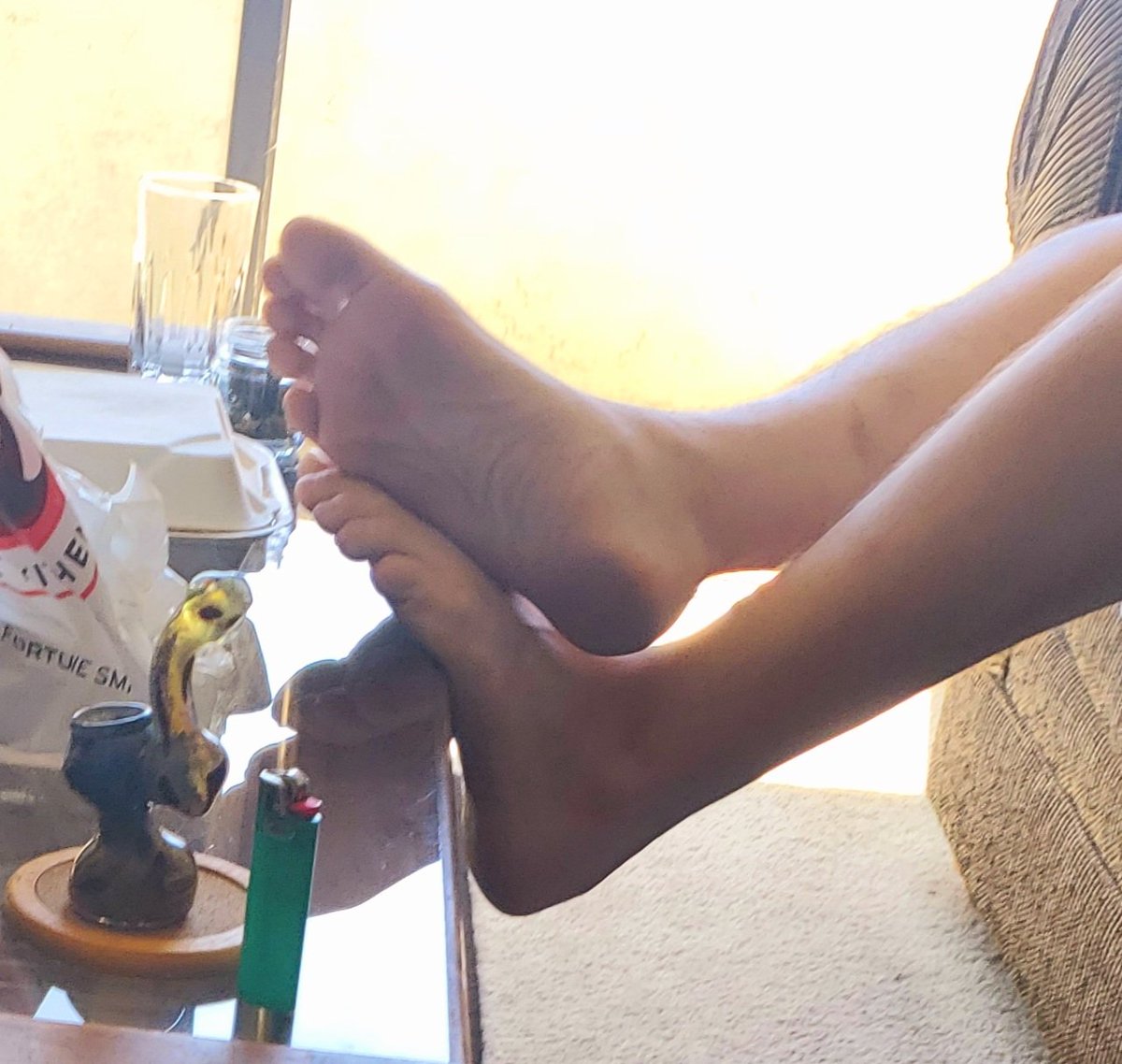 broseph08x's tweet photo. when your friend comes over to smoke and takes his shoes off 😉👍🏾
#gayfeet #gayfoot #malefeet #manfeet #feetspy #candidfeet https://t.co/l1yVwmx4NI