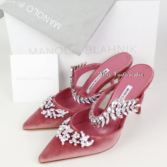 BethMGoldstein's tweet photo. So good I had to share! Check out all the items I'm loving on @Poshmarkapp #poshmark #fashion #style #shopmycloset #hm #becca #manoloblahnik: https://t.co/b1HOS1aYRo https://t.co/AmpnH6cRgi