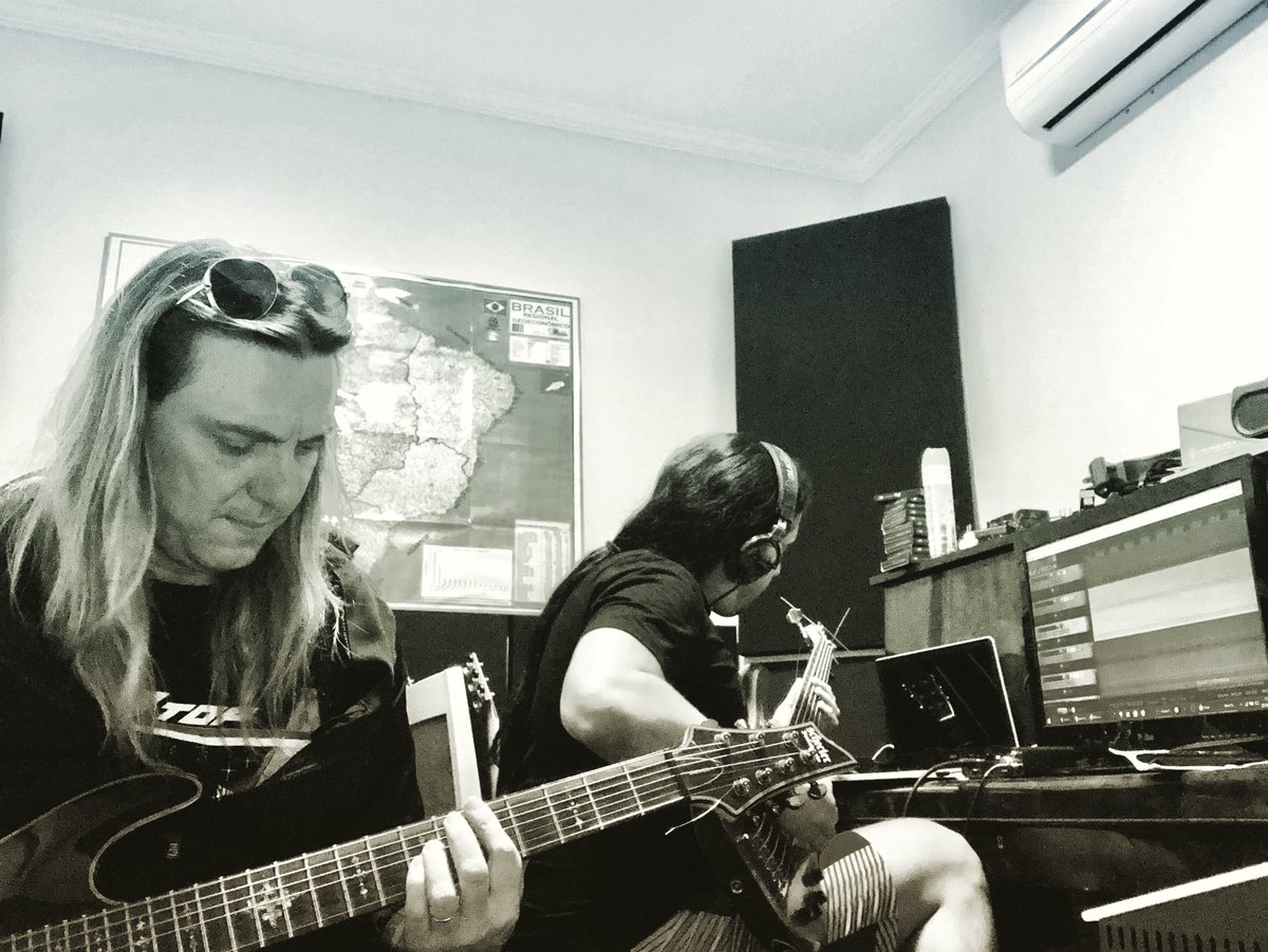 falaschioficial's tweet photo. Compondo o disco novo para início de 2021! #powermetal #rock #edufalaschi #bandaangra #music #newalbum #angraband #rebirth #templeofshadows https://t.co/knSop0gdYl