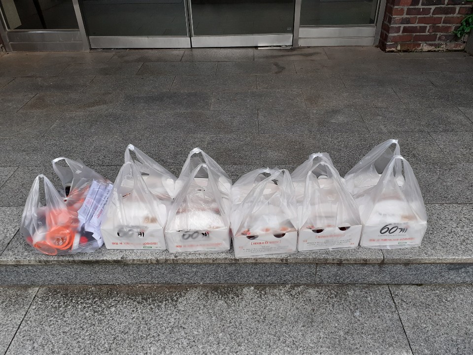 '대한민국 국민이 가장 즐겨먹는 육류(고기)는?'

8월 2일(일)에 60계치킨 순천오천점 대표님께서 순천성신원에 거주하고 있는 아이들을 위해 '치킨계의 아이돌' 60계치킨에서 치킨10마리를 후원해주셨습니다.

소중한 후원물품 아이들이 생활하고 있는 집에서 잘 먹을 수 배분하였습니다.

감사합니다