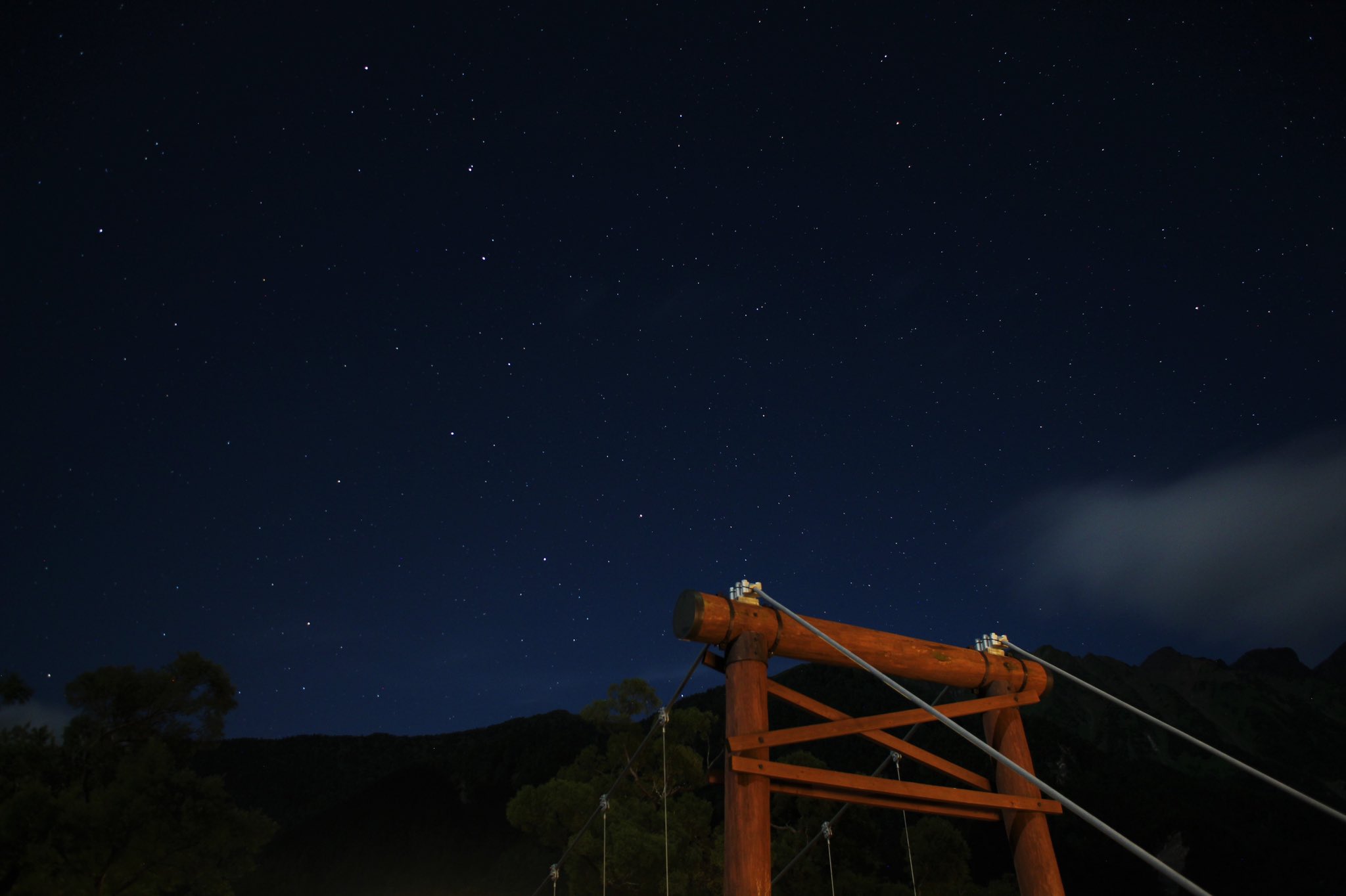 ネイチャーガイド ファイブセンス 上高地 梅雨かようやく明け 河童橋周辺では夜星空が綺麗な季節になりました 河童橋の上に輝く北斗七星は春の星座ですが 夏でも空の下の方で綺麗に輝いています 条件が整えば天の川も見ることができますよ うめ