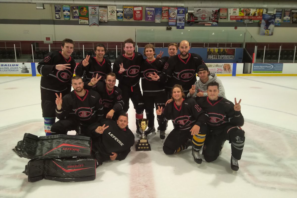 LLBLL_Hockey's tweet photo. En D1, les Couleuvres ont pris le controle de la finale en 2e periode et ont filé vers la victoire face aux veterans du club Quirion.

2e titre en 3 ans pour les Couleuvres.

#beauties #llbll #1stoverallpick2020 https://t.co/kc0c79EkHD