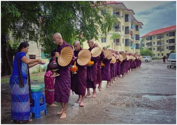 Virtue builders in #Myanmar never have a break in building virtue.
We always realize that our ultimate goal is Nirvana.Thus,we make merit to support Buddhism every early morning.This is the role model for Buddhists around the world to extend the life of Buddhist religion.
