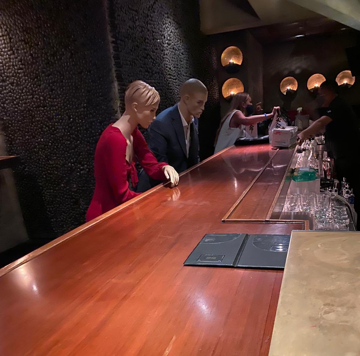 Le_guas0n's tweet photo. Vine a un bar aprovechando que está vacío y han puesto “acompañantes” para que no te sientas solito jaja. 
La nueva realidad es rara. https://t.co/sRs0bYngA5