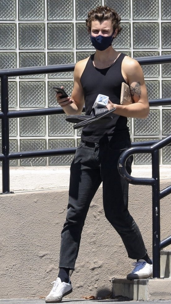 DMLMedia's tweet photo. Shawn in California today reportedly leaving the studio after filming a video! https://t.co/gJgCkdq6ZG