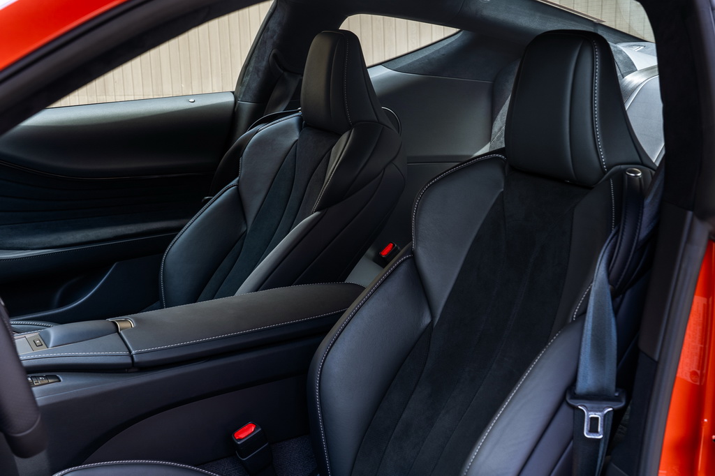 grh788's tweet photo. Naranja Carnelian, el nuevo color del @LexusSpain LC Coupé. Se ofrece en combinación con el color interior opcional Naranja Manhattan. Selecciona tu versión 👉 https://t.co/L13L82NDSr https://t.co/ezyWmQlqmj
