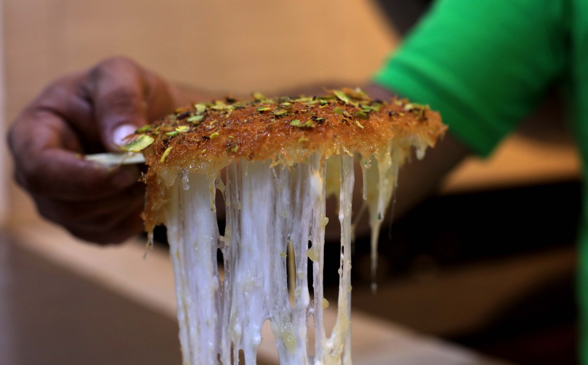 TrueUnusual's tweet image. Monday is always busy and stressful for people in the workplace, but a bite of desserts may help us feel better!