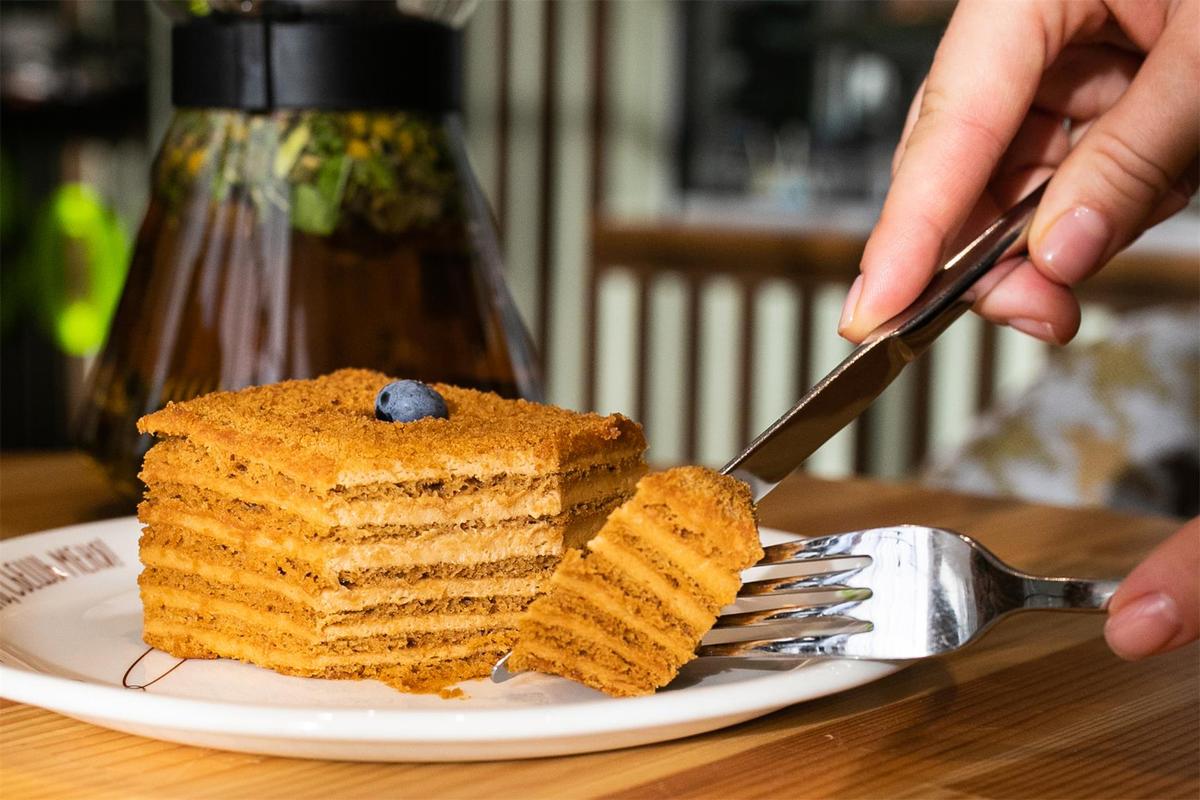 TrueUnusual's tweet image. Monday is always busy and stressful for people in the workplace, but a bite of desserts may help us feel better!