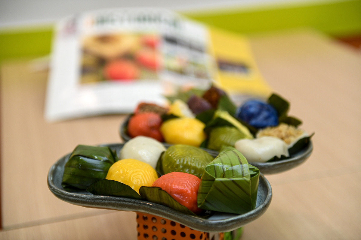 TrueUnusual's tweet image. Monday is always busy and stressful for people in the workplace, but a bite of desserts may help us feel better!