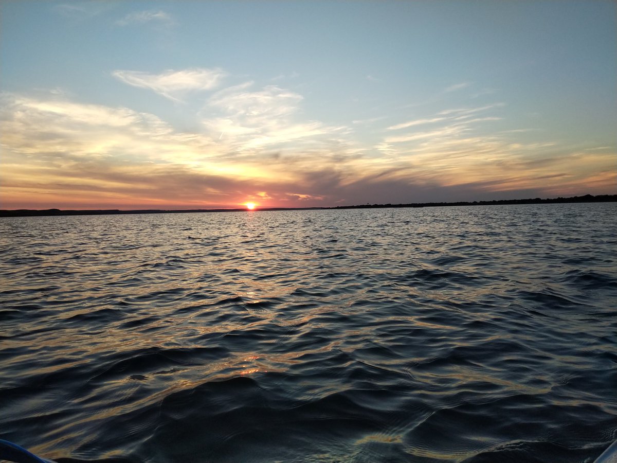 EricStroeder's tweet image. Nice sunset and moon rise on Oahe. Great night to kayak
