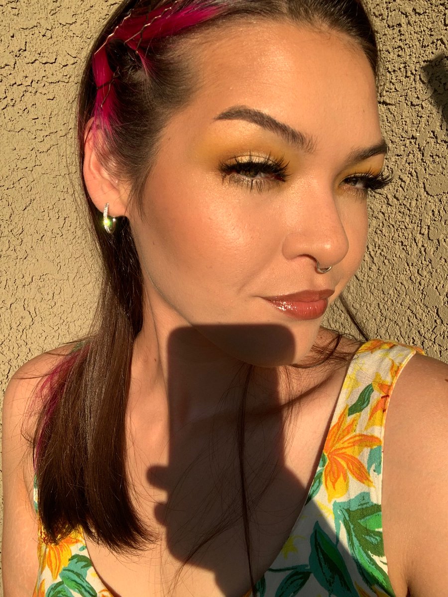 EvilQueenGlam's tweet photo. Feeling my fantasy; these lashes are AMAZING 💞💞 @houseoflashes #noedit #nofilter #fyeahsunlight https://t.co/u9zM5PCvJY