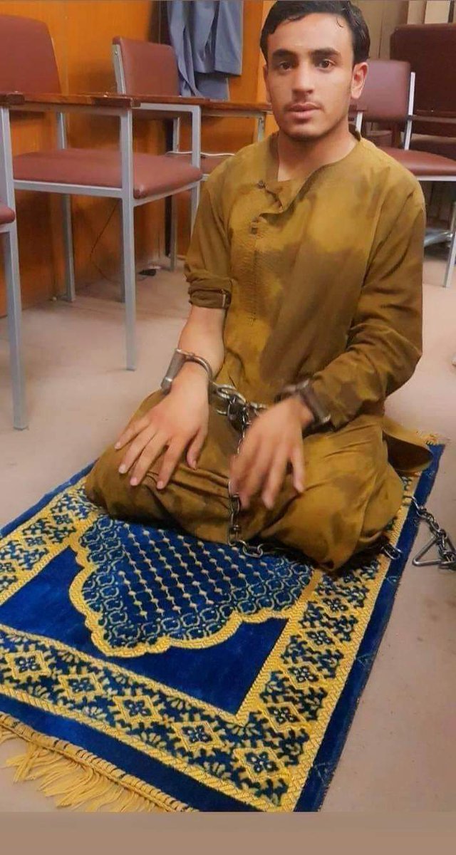 ایک غازی جس ہاتھوں سے اس نے ایک گستاخ رسول ﷺ کو واصل جہنم کیا وہ ہاتھ جو چومنے کے قابل ہیں وہ ہاتھ جس نے ملعون گستاخ رسول کو جہنم پہنچایا آج وہ ہاتھ نماز کیلۓ زنجیرو سے باندھا گیا خیر ہم نے یہ دن دیکھا اورچھت والے نے بھی دیکھا.
وہ دن دور نہیں جب وہ فرمائے گا مجرموں جدا ہوجاٶ۔