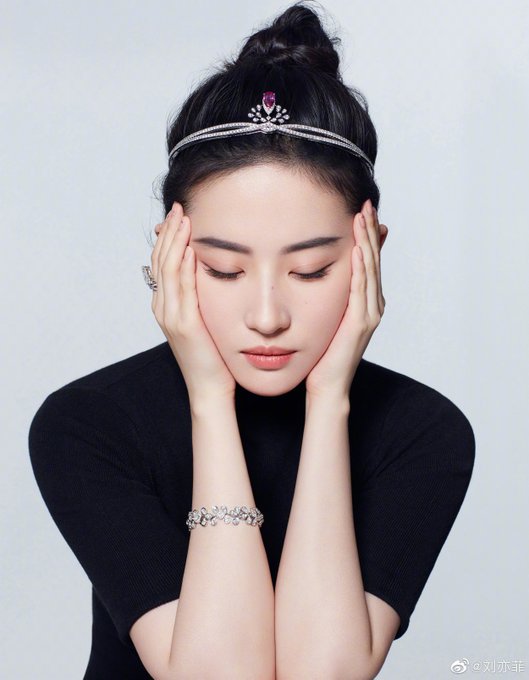 Yifei's Sina พ.ค.- ส.ค. 2563 EedvWzXU0AAwc5U?format=jpg&name=small