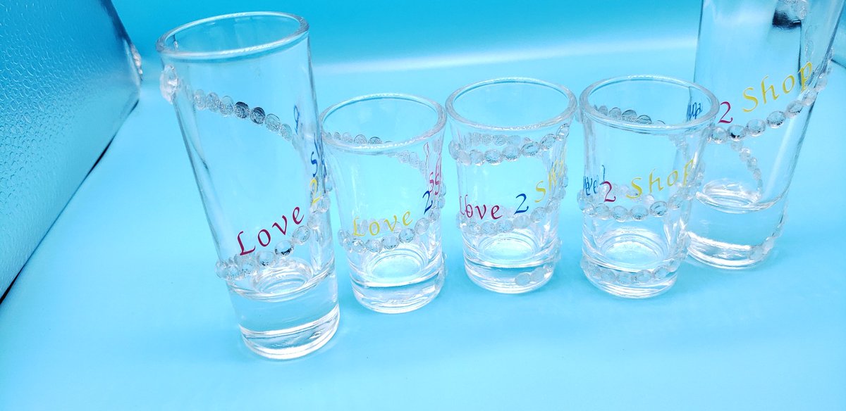 Love88An's tweet photo. Some personalized glasses for a client. Interested in getting your own? Just shoot me a message. #artistic #anartistslove88 #faceyourart #sundayvibes #shotglasses #whiskeyglasses #shotshotshot #drinking #specialtyorder #fortheclient #alcohol #drinking #barware #drinkingware # https://t.co/QqxFUNQaKn