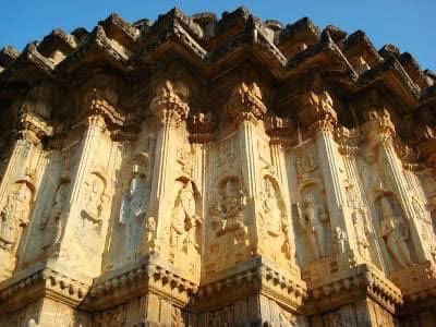  2/3-Vidyashankara temple stands on 12 Zodiac pillars or Rashi Stambhas-Zodiac Signs are carved on these & aligned with Sun movement through different zodiac signs thro the year. Engineering marvel is whichever zodiac the sun is in, the first rays of sun fall on that pillar 