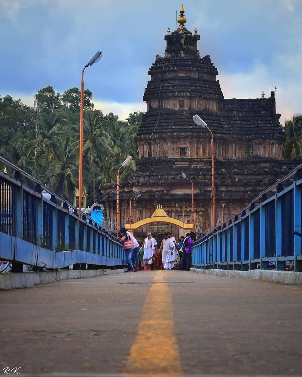  3/3- Dakshinamnaya Sringeri Sharada Peetha architectural marvel is one of the 4 Advaita Vedanta Mathas established by Adi ShankaracharyaJi on Tunga River banks dedicated to Bhagawan Shiva (Vidyashankara)& to Ma Saraswati (Sharada Amba)  #IncredibleIndia  @harshdeshpremi