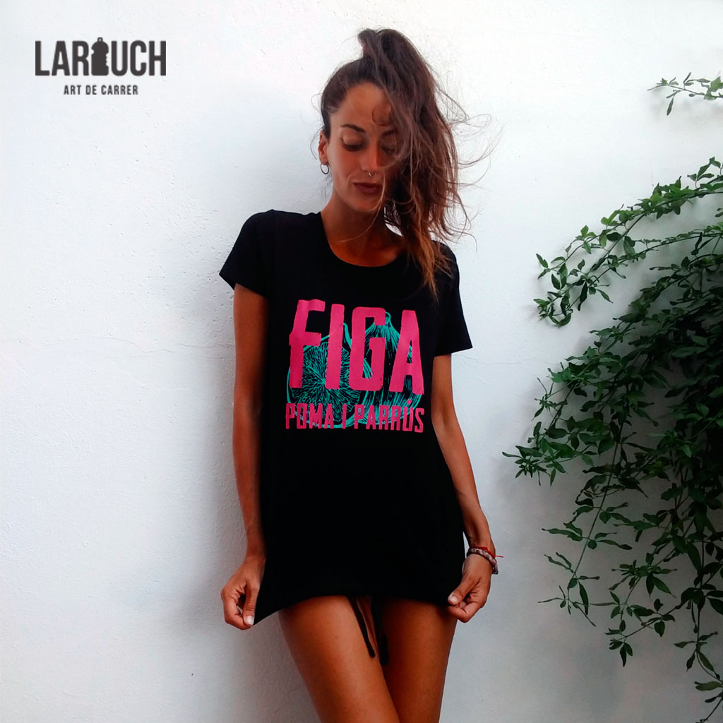 Larouchart's tweet photo. Les nostres contradiccions són els nostres privilegis, les nostres esperances i la nostra força. Mireia no pot catalogar-se ni etiquetar-se, és simplement un amor de persona. Et volem @lisbeth, sense etiquetes. 🖤 #FIGA #POMA #PARRUS #Larouch #Pupiles #ArtDeCarrer #JoanFuster https://t.co/C0RDloUgP6
