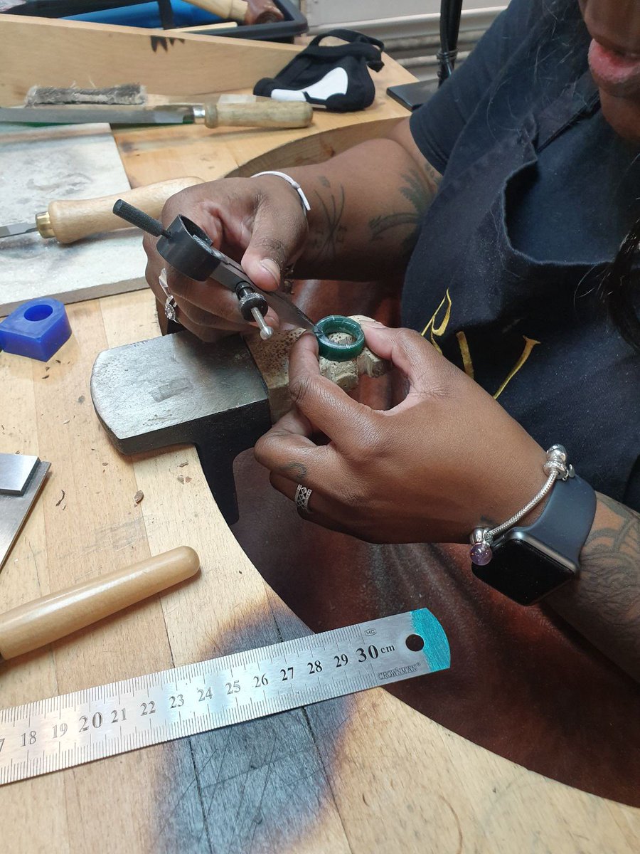 BAJ_UK's tweet photo. 💎 BAJ BIRMINGHAM: Last week students at our Birmingham campus have been working on their wax carving skills and working on making a selection of different rings, including some bombe and signet rings.
#BAJbirmingham #BAJstudents #waxcarving #jewellery #jewellerydesign https://t.co/IWD1cU1SF6