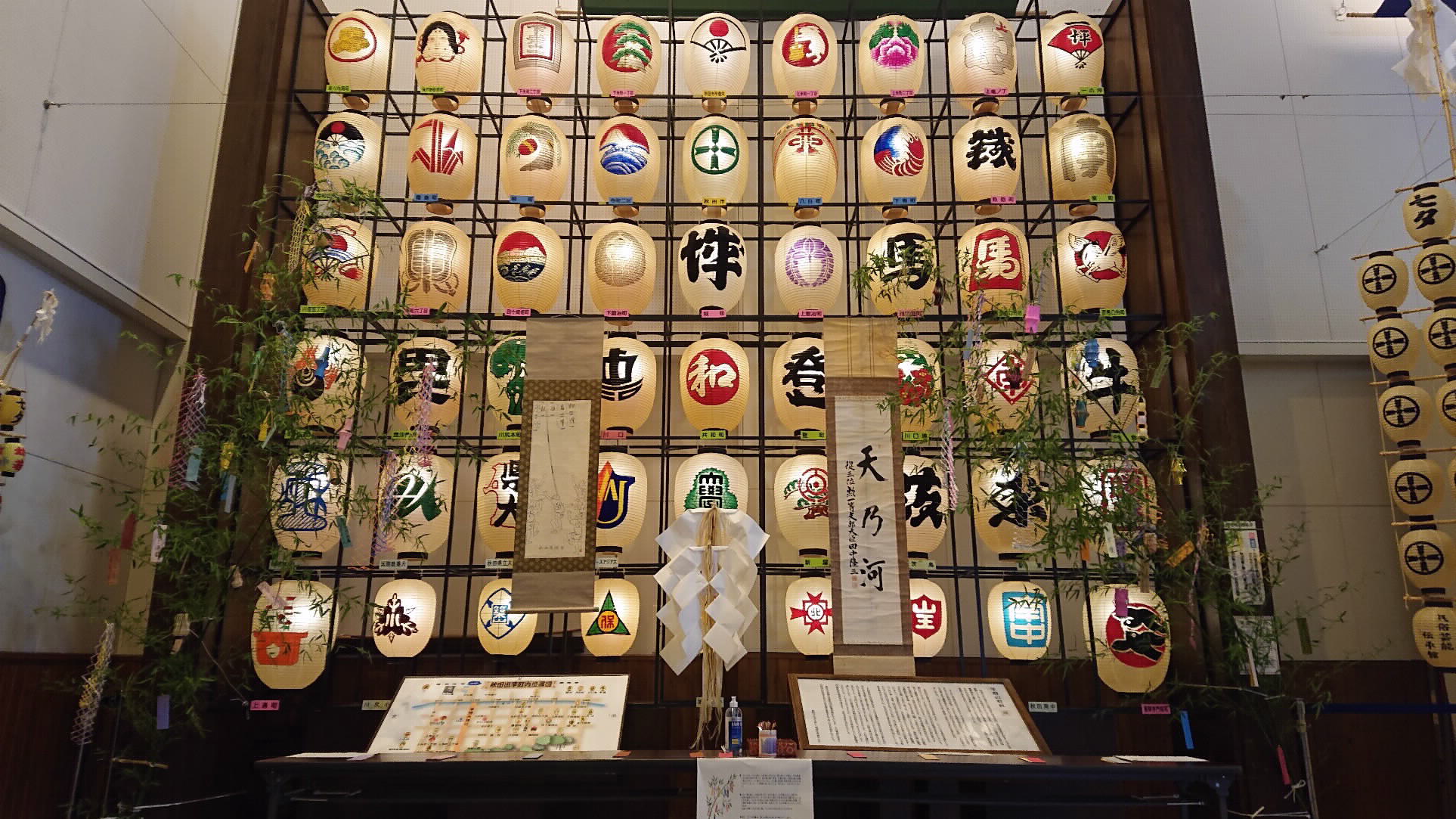 秋田市役所 ねぶり流しに願いを込めて 秋田市民俗芸能伝承館 で行っている七夕飾りは明日６日が最終日です 竿燈演技の披露 説明も午前10時と午後1時30分の２回行っております ぜひご来館ください 民俗芸能伝承館 秋田市 竿燈 T Co