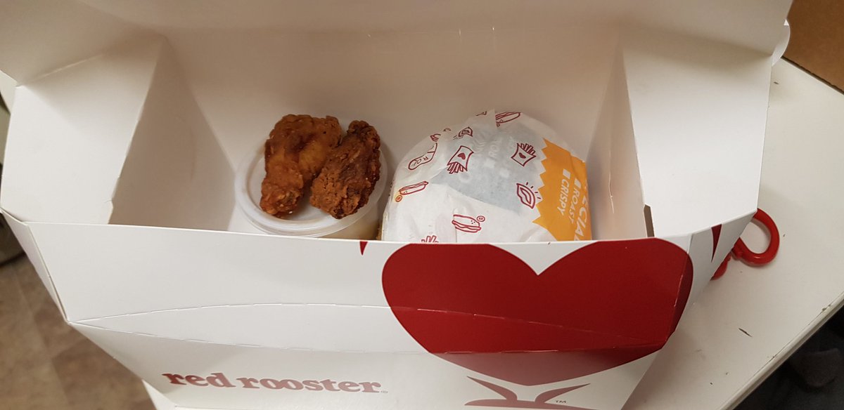 If you're craving for the smallest chicken wing in Australia order from @RedRoosterAUS 🤣
(the chips are bigger than the wings 😭)