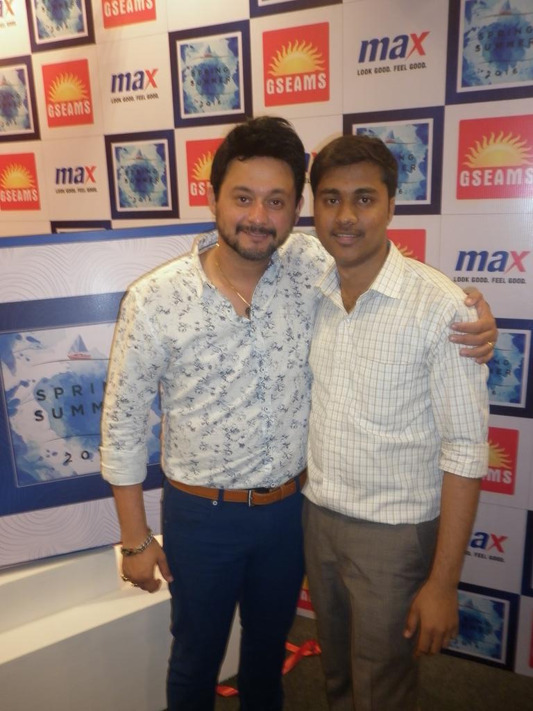 DaniishShaikh's tweet photo. मला एकुण 3 वर्षे लागली हाेती SJ ला भेटायला.. आणि जेव्हा मी पहील्यांदा @swwapniljoshi यांना भेटलाे हाेताे ताे क्षण अविस्मरणीय हाेता माझ्यासाठी..
त्या भेटीवर मी Blog सुद्धा लिहीलाय..🤩
Tweet :https://t.co/u7TORM4kYJ
Blog : https://t.co/5WLs1Ijfei
#myfirstmeet #swwapniljoshi https://t.co/DueLtkoKcE