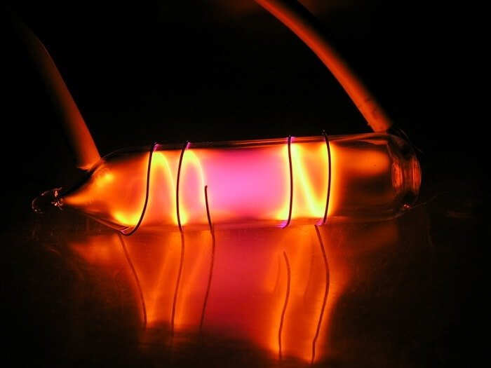 Как выглядит неон. Led flex neon 3000k. Гибкий неон 30м. Неоновые провода. Неоновая вывеска волна.