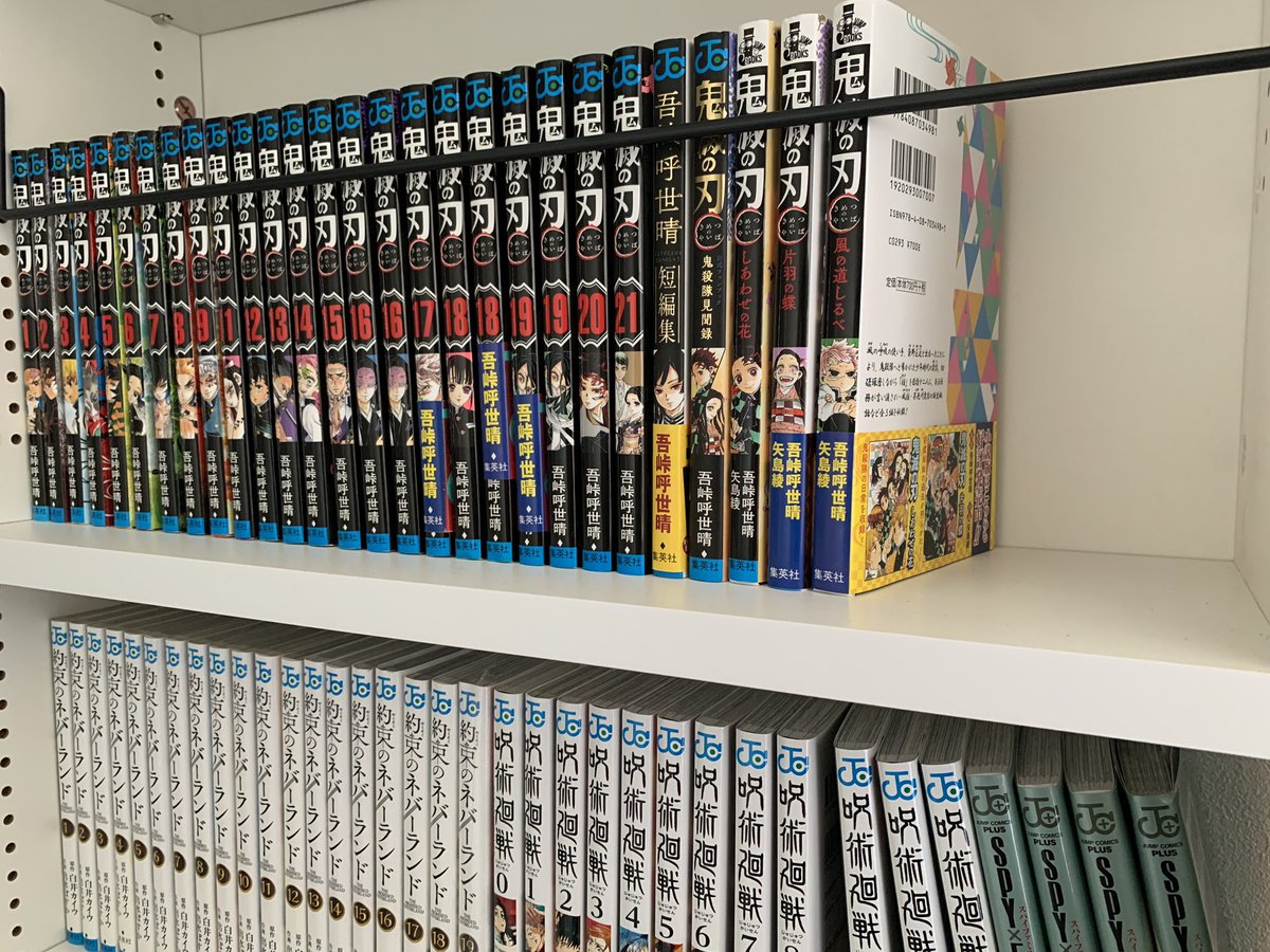 JAJANさんの本棚設置してみました。鬼滅コミックも1列に並べられそう😚