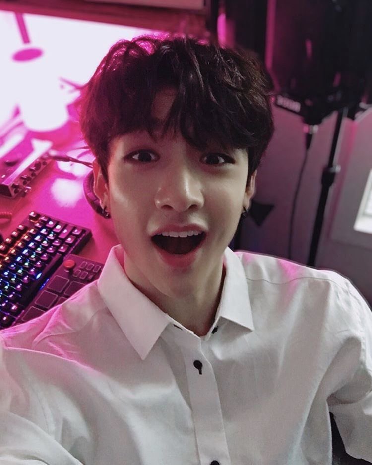 sends you “hi babe, i’m still at work. I’ll pick you up at 7, okay?” texts