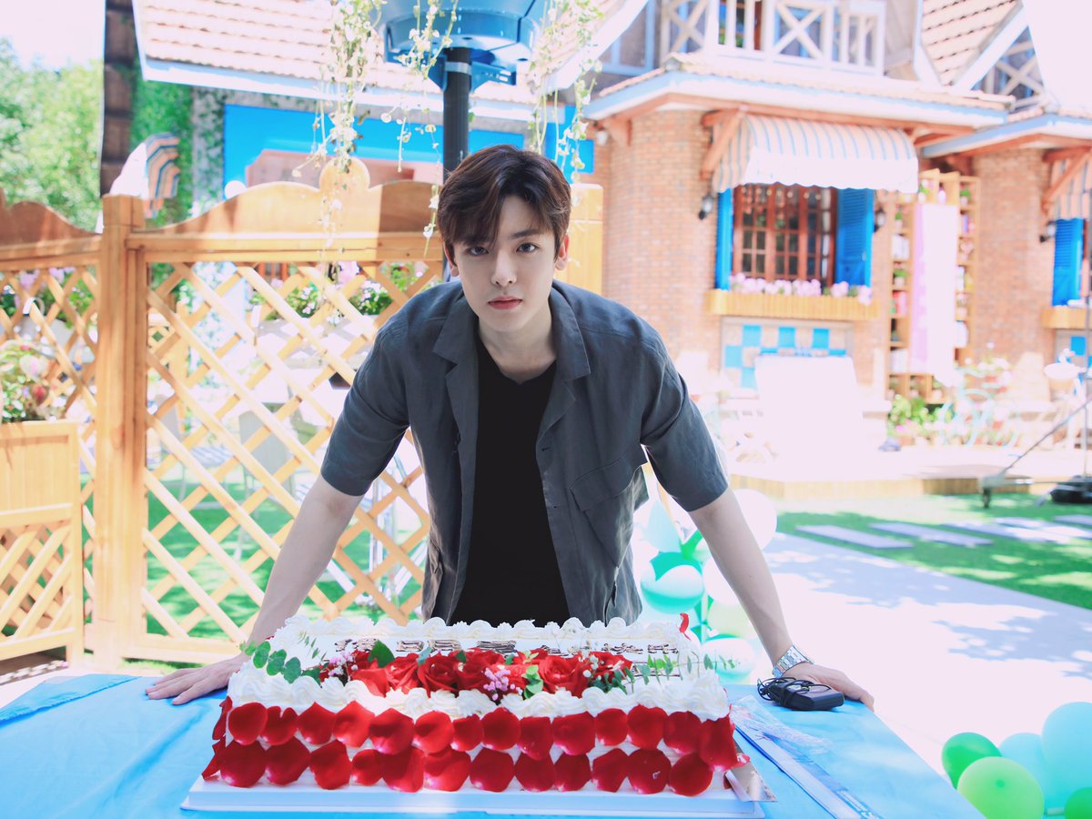 dramapotatoe's tweet image. #HouMinghao celebrates his birthday on the set of his currently filming drama #ReadingClass

#neohou