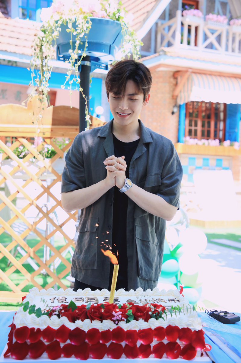 dramapotatoe's tweet image. #HouMinghao celebrates his birthday on the set of his currently filming drama #ReadingClass

#neohou